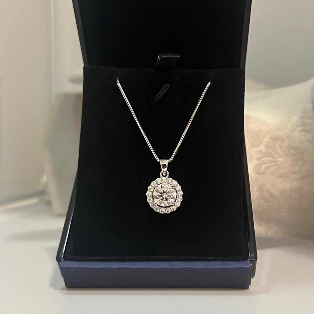 18KT White Gold Stunning 2ct Round Halo Diamond Pendant&Chain